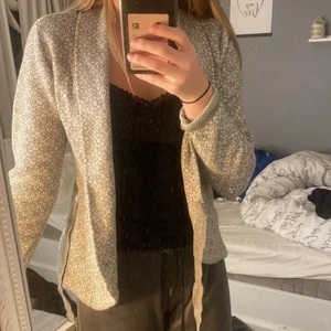 Stickad kofta strl 32/34 Happy Holly - En Happy Holly stickad kofta i strl 32/34 passar bra och är i bra skick. Inga fel alls på denna kofta. Knappt använd. Jättefin ljusgrå/vit kofta, går att knyta den men även att ha den öppen, den funkar att ha ett linne under eller en svart t-shirt kanske. 