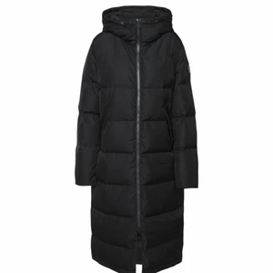 8848 Altitude lång dunkappa vinterjacka  - Ny svart pufferjacket vinterjacka dunjacka,kappa från 8848 Altitude. Lång,går en bit ner på vaderna. Så himla sniygg passform. Nypris 3499kr
