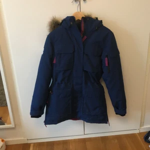 Marinblå vinterjacka - Säljer denna fina och varma vinter(dun)jacka. Den är lite längre i modellen, med många fickor och reflexer. Storleken är XXS/34. Den är köpt på stadium outlet för ca 1000kr, men tyvärr har den inte kommit till användning mer än 2 gånger. Säljer den för 225kr+frakt. Är det några frågor är det bara att höra av sig☺️