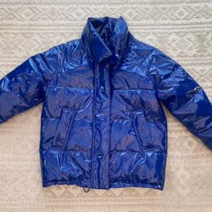JACKA MONKI - Blå puffer från monki i storlek M. Köpt förra året men aldrig använd av mig. Sitter snyggt oversize. 300 + frakt eller bud vid fler intresserade 💙