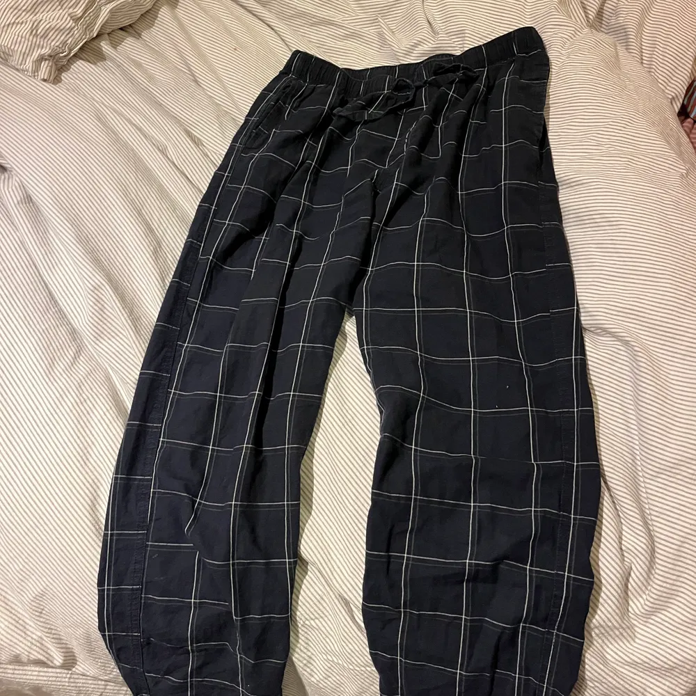 Herr pyjamas byxor storlek S från HM. Marinblåa med vita och mörkgröna ränder. 75kr plus frakt . Jeans & Byxor.