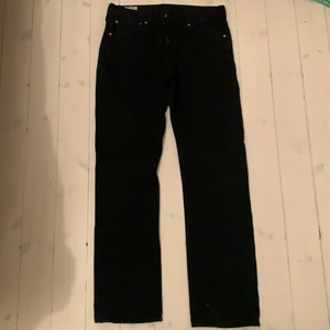 Levis 501 32/32 svarta - Jättefint par Levis 501 storlek 32/32 i svart färg. Kan mötas i Stockholm eller skicka mot att köparen betalar frakt. Sparsamt använda och i super skick!
