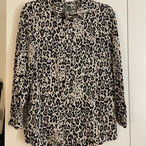 Skjorta med mönster - Super fin skjorta i nyskick endast provad! Kan även skicka med spårbart