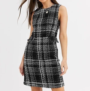 Klänning - Supersnygg klänning i tweed från Asos! Säljer denna eftersom den inte längre är min stil💕