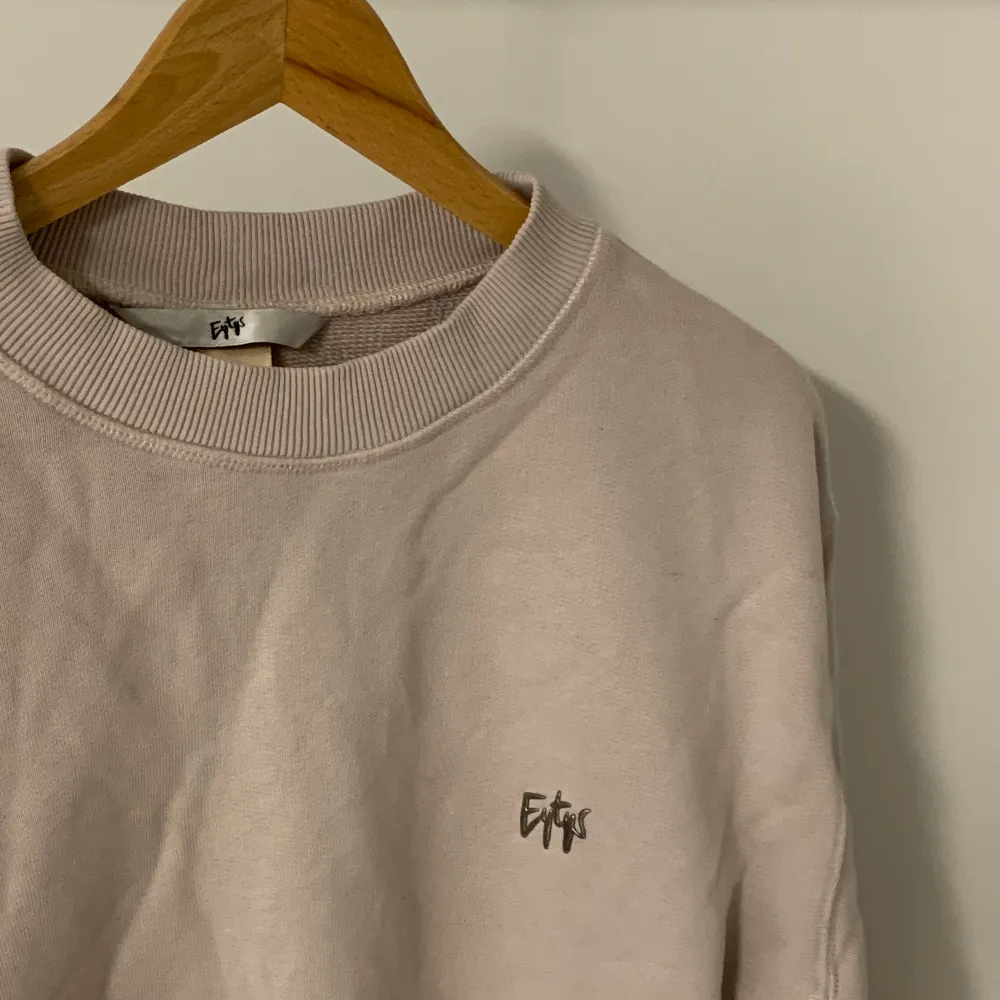 Intressekoll på denna sweatshirt, använd fåtal gånger 🤲🏻 oversize passform (färgen är mer pinkish irl). Hoodies.