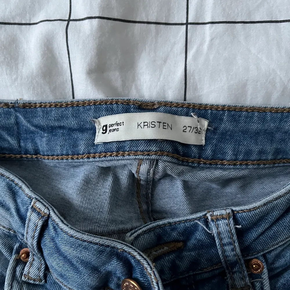 Skinny jeans med dragkedjor längst ner i modell ”kristen”. Jeans & Byxor.