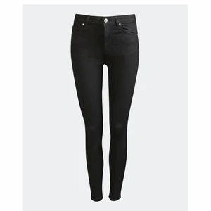 Bikbok Higher flex ankle jeans - Säljer ett par helt nya Higher flex ankle jeans från Bikbok  , endast testade. Bästa å skönaste jeansen men beställde för liten storlek. Köpta för 499kr. 