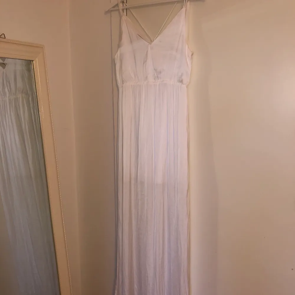 Lång vit klänning, går ner till marken på mig som är 164 cm. Endast använd en gång. Inköpt för 299 kr. Klänningar.
