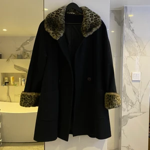 Kappa - Skit snygg kappa men som tyvärr är lite för stor för mig.💕 Bara att skriva om ni har några frågor☺️ obs. frakt tillkommer