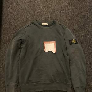 Stone island crewneck i storlek medium, skicket är 7/10. Passa på att ta hem denna billigt. Paket pris om man tar båda Stone som jag har på sidan finns.