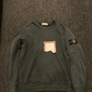 Stone island crewneck - Stone island crewneck i storlek medium, skicket är 7/10. Passa på att ta hem denna billigt. Paket pris om man tar båda Stone som jag har på sidan finns.