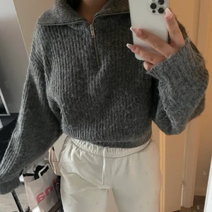 Stickad tröja med dragkedja - Superfin tröja som tyvärr inte kommer till användning.. endast använd 1 gång. Storlek M och är superskönt inte stickig. Säljer för 200kr + frakt💖