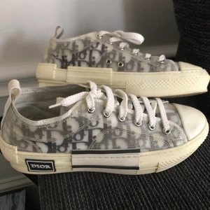 dior sneakers walk n dior stl 37-38 - dior ’walk n dior’ sneakers med det klassiska monogrammet. säljes då de är för små för mig. storlek 38. MADE IN ITALY på insidan. fick i julklapp 2019 - hittar ej kvitto dvs har ej äkthetsbevis eftersom att jag hade inga tankar kring att sälja skorna. däremot hänvisar jag till tredje bilden, det är ett datumkod från dior. skickar mer än gärna fler bilder, kontakta mig. inköpspris 9000kr. frakt med schenker kostar +90kr. 🌺💕