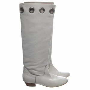 Björn Borg stövlar vintage  - SÅ FINA välskötta Björn Borg stövlar i vitt mjukt läder som är rätt så tunt, vilket gör dessa boots perfekta på våren/sommaren! Storlek 37 men passar även 36 och liten 38. 🖤 (prutbart pris vid snabb affär) 