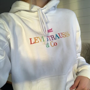 Levis hoodie - En super snygg hoodie i jätte fin passform. Väldigt fint skick då den mesta dels hängt i garderoben. Strl XXS men passar mig bra som bär s