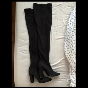 Höga stretchiga stövlar - Stövlar med spetsig tå från Nelly, köpta 2018 och endast provade inomhus. Går upp på halva låret på mig som är 176 cm  