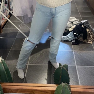 Jeans med slits - Jeans ifrån bikbok, har gjort slitsen själv 