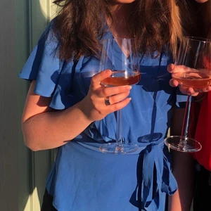 Blå blus  - Suuuperfin blå blus med knyt i midjan från BIK BOK. Säljer pga att den ej kommer till användning. 90kr+frakt, strl XS💗