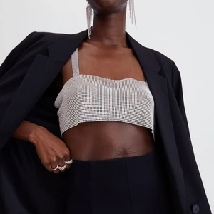 Glitter/Metall/Strass topp! - Intressekoll på denna strasstoppen från hm. Den är helt slutsåld på hemsidan. Helt ny, endast testad men tyvärr för liten över brösten för mig. Är i storlek M/L. Den är sååå snygg och glittrar verkligen jättefint😍💞 Väldigt lik den virala zara toppen och perfekt till nyår!!