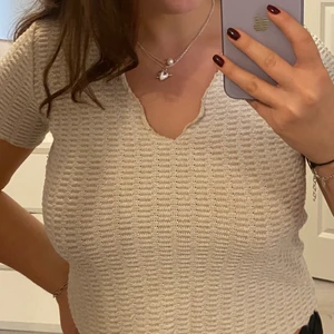 Topp beige - Coola ”stickad” tröja från MANGO. Kan frakta eller mötas. 50 kr.