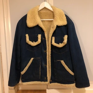 Vintage jeansjacka med fleece - En jeansjacka med fleece som är köpt på secondhand. Cond: 8/10. Jättebra kvalitet. Inget märke eller tags så förmodligen skräddarsydd. Väldigt boxy fit. Passar bra på en M men sitter lite boxy på en S. Jag bjuder på gratis frakt vid snabb affär.