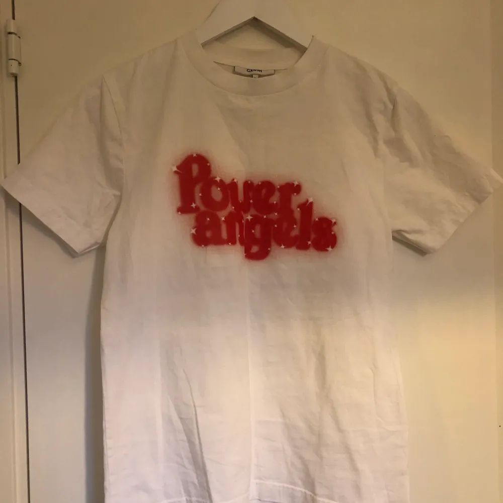 Säljer min coola T-shorts från Ganni med trycket ”power angels”. I princip aldrig använd, nyskick! Storlek xs men passar även en s. 🥰 . T-shirts.