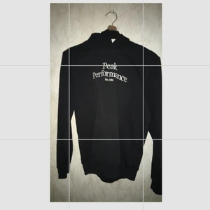 Peakperformance - Säljer min äkta peak nu för den är förliten, den är jättefin och hel. I storlek 160. Om du vill va mer bilder är det bara att skriva🤍