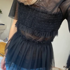 Blus - Säljer denna superfina blusen i tyll med volanger🤩 köpt här på plick, men passade tyvärr inte mig så säljer vidare. Ägaren innan mig sa att den va aldrig använd🥰 lånade bilder, köparen står för frakt! Storlek 32, men skulle säga det är en S kanske M❤️‍🔥