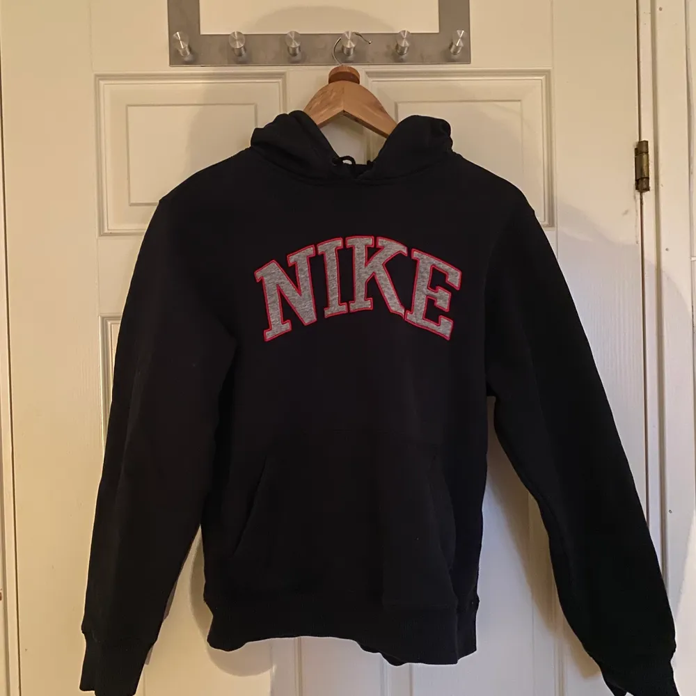 Cool äkta vintage Nike hoodie med snyggt tryck. I bra skick och använd ca. 4 gånger. I storlek S men passar upp till L. Köparen står för frakt❤️. Hoodies.