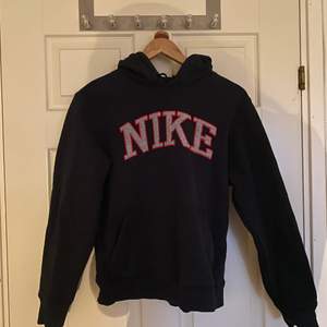 Cool äkta vintage Nike hoodie med snyggt tryck. I bra skick och använd ca. 4 gånger. I storlek S men passar upp till L. Köparen står för frakt❤️