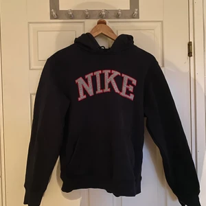 Nike Hoodie - Cool äkta vintage Nike hoodie med snyggt tryck. I bra skick och använd ca. 4 gånger. I storlek S men passar upp till L. Köparen står för frakt❤️