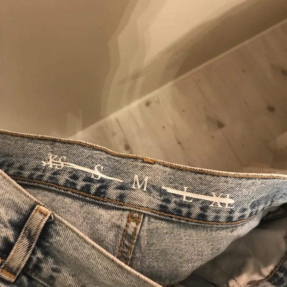 ljusblå jeans från bikbok i strlk M. Jeans & Byxor.