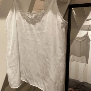 Vitt linne med spets - Sött litet linne från mango som tyvärr börjar bli lite för litet. 