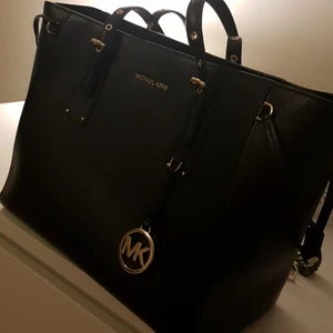Väska  - Michael kors väska..bought it from the flagship store in Stockholm city.. Very Good condition 