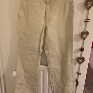 Psycho Cowboy Jeans - Offwhite/beigea Psycho Cowboy Jeans, vida ben med en åtsittande midja. Högmidjade till regulär fit beroende på längd. Storlek L på tvättlapp