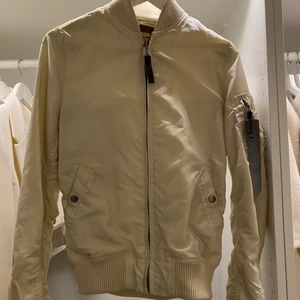 Alpha industri inc jacka i färgen beige - Alpha industries inc i färgen beige i storlek 36