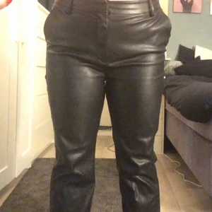 Svarta läder byxor st 38 - Väldigt tajta läder byxor kring rumpan, från Gina, köpta för 650 men säljer för 180