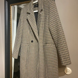 Kappa - Fin kappa från vero Moda som tyvärr inte kommer till användning, går ungefär till knäna på mig som är ca 170 cm ❤️