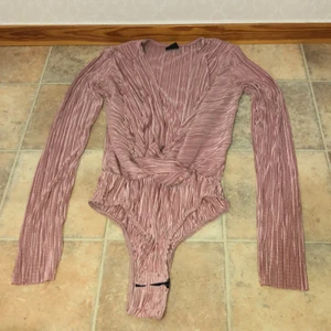 Rosa body  - Säljer min body som inte kommer till användning längre. Aldrig använd, ny skick. Storlek S men passar även M.