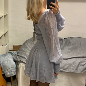 Superfin klänning  - Säljer denna helt nya klänningen från nakd då jag inte tyckte att jag passade i den. Prislappen kvar! ❄️🤍