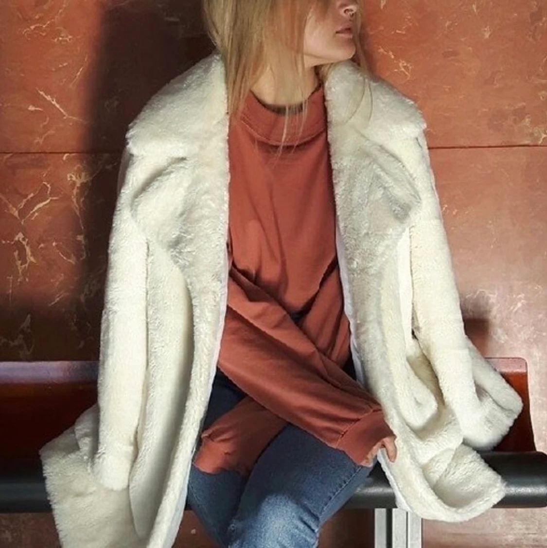 Vit fuskpälskappa - 91