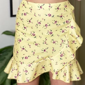 Nelly kjol❤️ - Säljer denna superfina kjol från nelly❤️ helt i nyakick och är endast andvänd 1 gång på min skolavslutning😍 direktpris 100+frakt annars 150kr+frakt❤️ betalning sker via swish