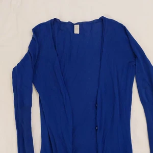 Long blue cardigan - Använd få gånger, fint skick, djup blå färg, knee legnth cardigan