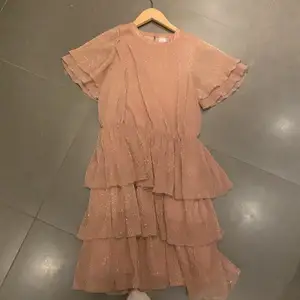 Jättesöt klänning från Lindex kids💓 Kan skicka fler bilder vid intresse👍🏼😀
