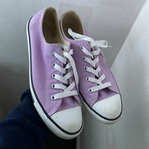 Pastell lila converse 💜😆 - Näst in till nya lila converse, låga🤩Passar till allt! Äkta!💕Frakt till kommer! Storlek 38,5 dam EU☺️Skriv vid frågor💘Pris från 150kr 