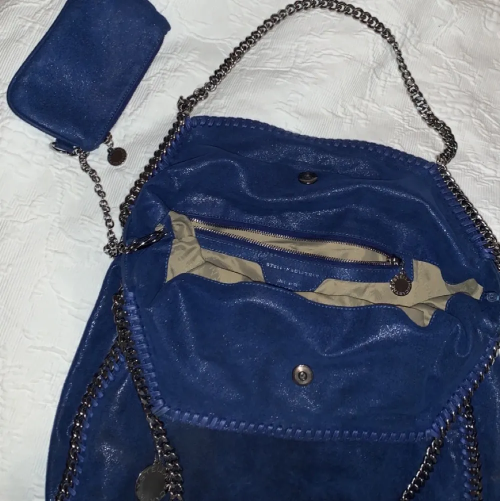 Säljer min ÄKTA Stella McCartney väska i mörkblå eftersom den inte kommer till användning, knappt använd och i nyskick. Kan tänka mig gå ner i pris vid snabbt köp, dustbag kommer såklart med💗. Väskor.