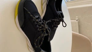 Axel Arigato System Runner Skor - Använda ett fåtal gånger, i mycket bra skick. Storlek 40. Nypris 2400kr.