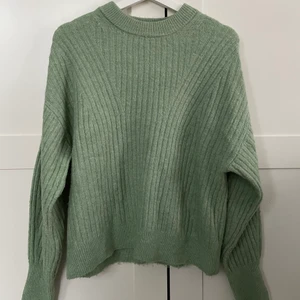 Stickad tröja ifrån H&M stl S - Jättemysig stickad tröja i en fin grön färg. Mycket bra skick och endast använd ett fåtal gången. Köparen står för frakt☺️