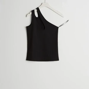 Cissi cut out top - Plagget är aldrig använt då lappen sitter kvar på plagget. Den är väldigt bra skick och har storleken Xs. Frakten kan diskuteras mer om✨