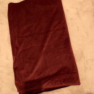 Röda sammet gardiner - Inte multiband, köparen står för frakt 140x220